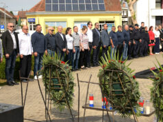 POLOŽENI VIJENCI I ZAPALJENE SVIJEĆE ZA SVE POGINULE I UMRLE HRVATSKE BRANITELJE /FOTO/