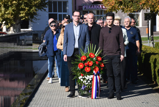 BLAGDAN SVIH SVETIH – Položeni vijenci i zapaljene svijeće za sve koji su dali živote za Hrvatsku /VIDEO/