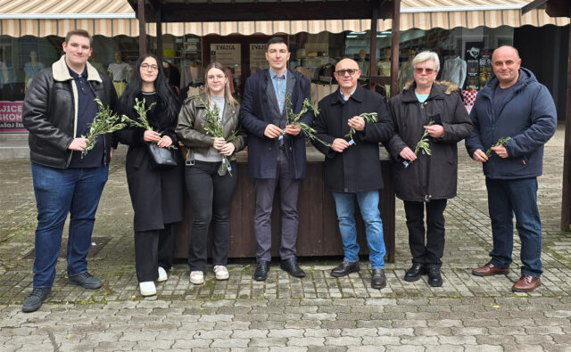 Članovi GO HDZ-a tradicionalno dijelili maslinove grančice uoči Cvjetnice /VIDEO/