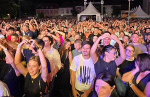Novogradiško glazbeno ljeto počelo u velikom stilu – Bijelo dugme i Galija raspjevalo i rasplesalo Novu Gradišku /VIDEO/